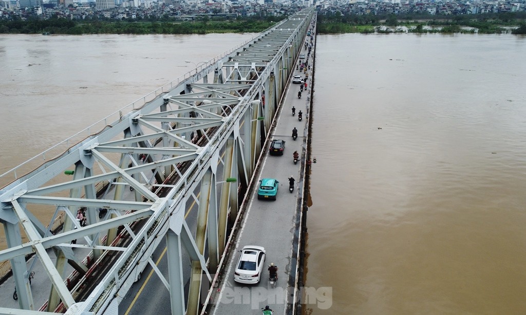 Vì sao làn cầu yếu ở hai bên cầu Chương Dương khó cấm ô tô? ảnh 1