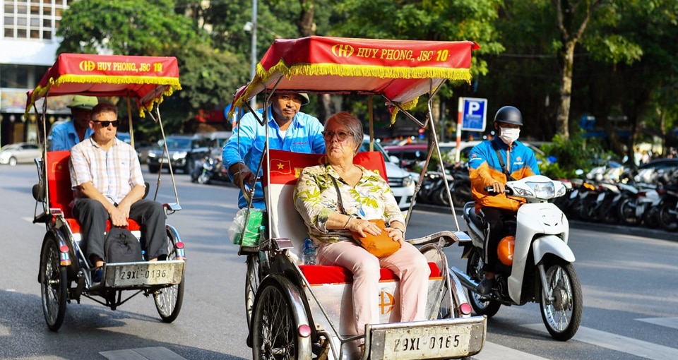 Khách du lịch quốc tế tham quan Hà Nội. Ảnh: Hoài Nam