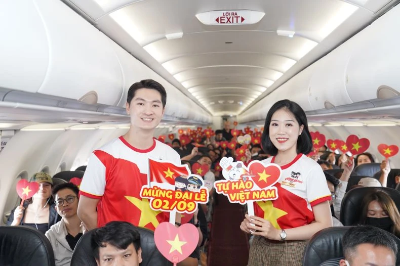 Rực rỡ cờ đỏ sao vàng chào mừng Quốc khánh 2/9 trên những chuyến bay Vietjet ảnh 1