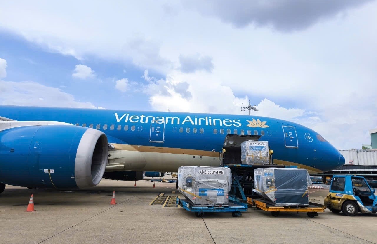 Vietnam Airlines vận chuyển gần 30 tấn hàng cứu trợ vùng bão lũ miền Bắc- Ảnh 1.