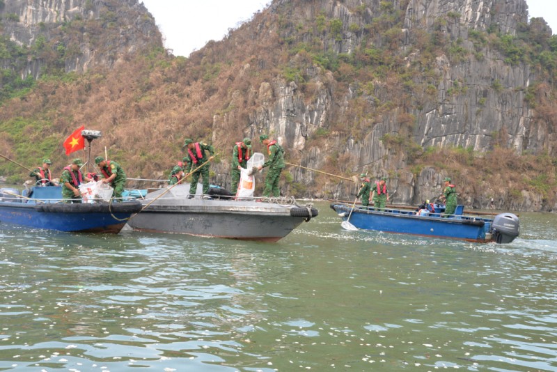 CBCS Hải đội Biên phòng đang tham gia làm sạch Vịnh Hạ Long