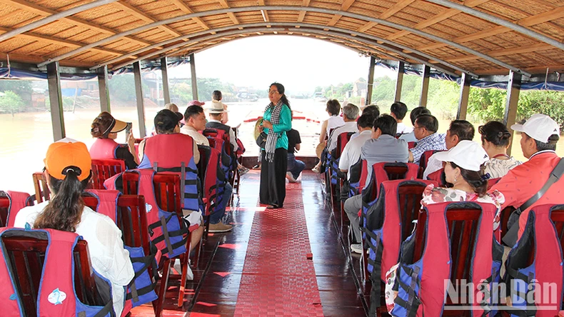 Phát triển du lịch đường sông gắn với bảo tồn giá trị làng nghề gạch gốm Mang Thít, tỉnh Vĩnh Long ảnh 1