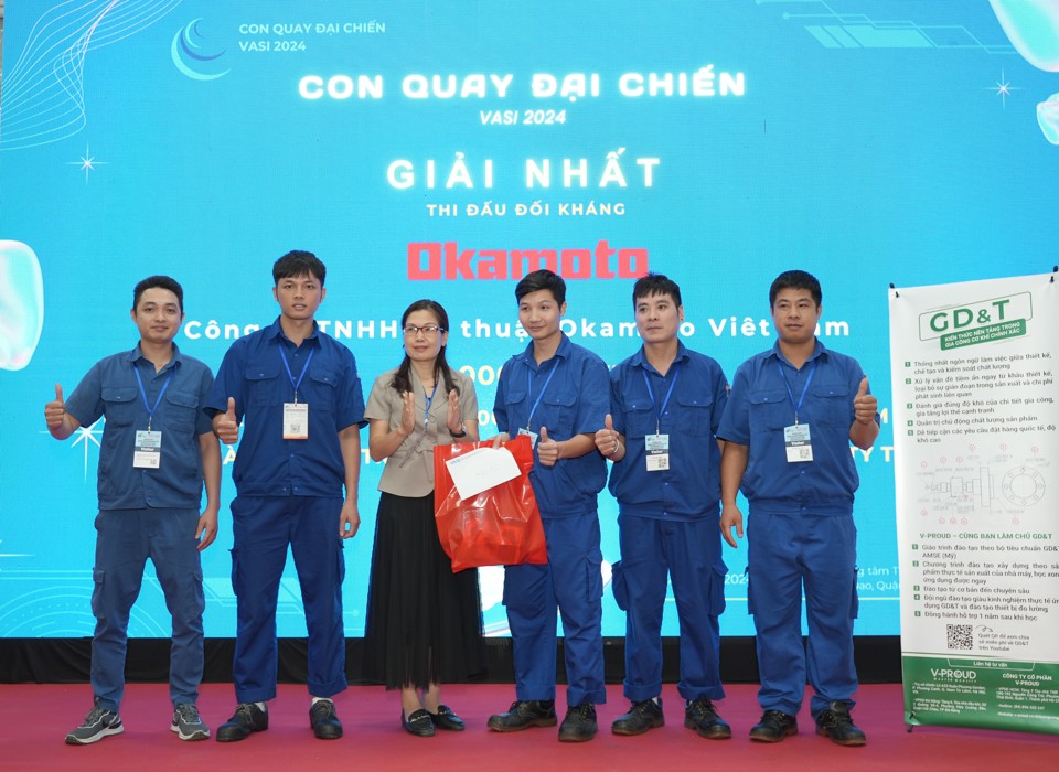 Các thành viên đội giành Giải Nhất phần thi đối kháng trong  Cuộc thi “Con quay Đại chiến VASI 2024”.