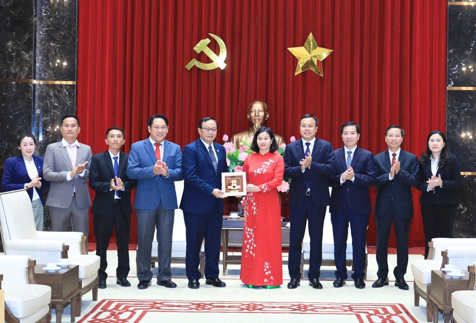 Phó Bí thư Thường trực Thành uỷ Nguyễn Thị Tuyến tặng quà lưu niệm cho Đoàn đại biểu Liên hiệp Công đoàn Thủ đô Vientiane (Lào).