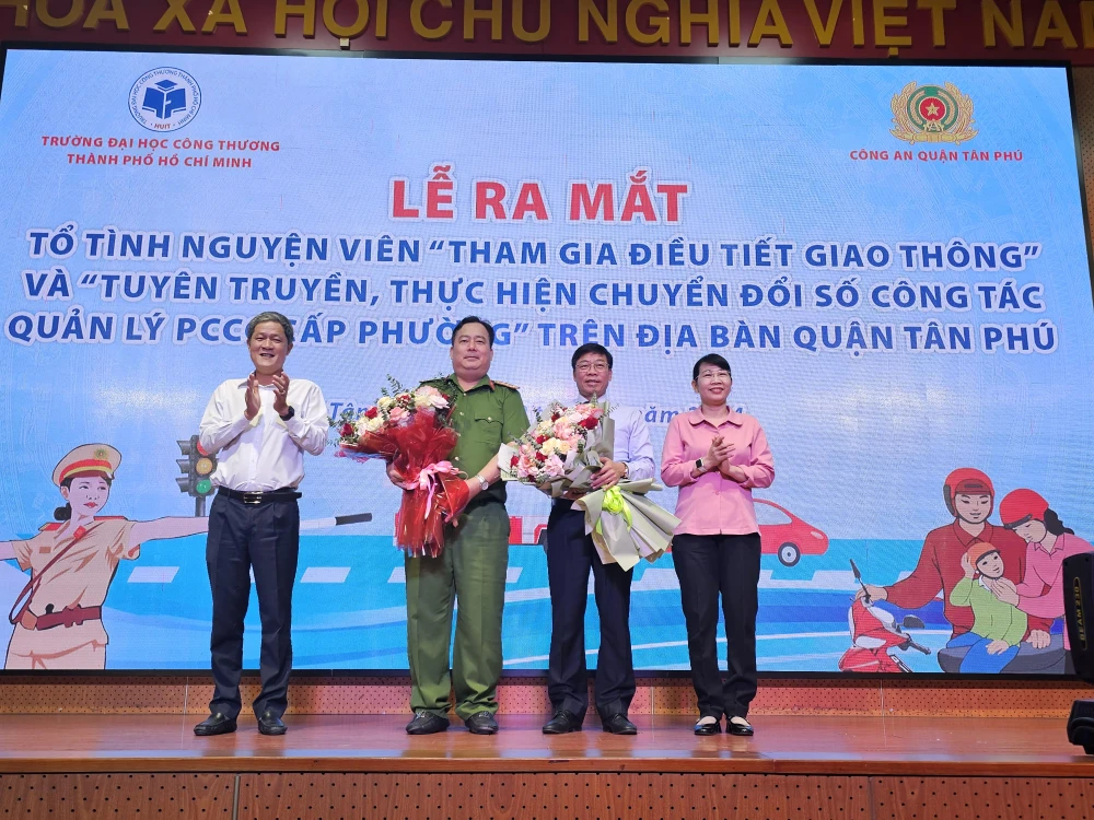 Bí thư Quận ủy Quận Tân Phú Lê Thị Kim Hồng và PChó Chủ tịch UBND Quận Tân Phú Nguyễn Minh Chánh tặng hoa chúc mừng cho Đại tá Nghiêm Xuân Út, Trưởng Công an Quận Tân Phú và NGƯT. PGS.TS Nguyễn Xuân Hoàn, Hiệu trưởng Trường Đại học Công thương TPHCM