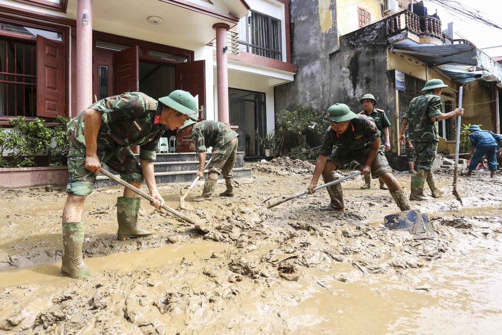 Xúc động hình ảnh chia tay thắm tình quân dân sau bão lũ Yên Bái ảnh 1