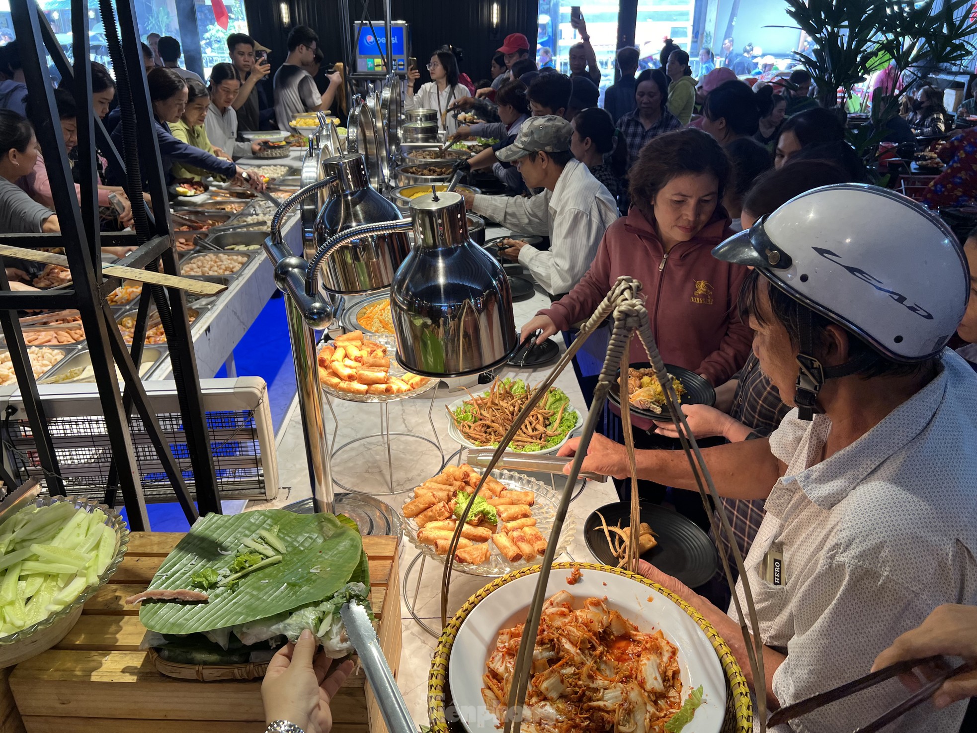 Xúc động tiệc buffet 1.000 đồng ở TPHCM ảnh 1