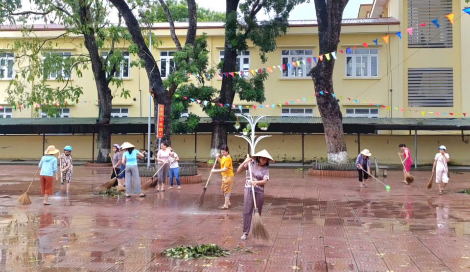 Dọn dẹp sạch sẽ trường học để sẵn sàng đón học sinh trở lại.