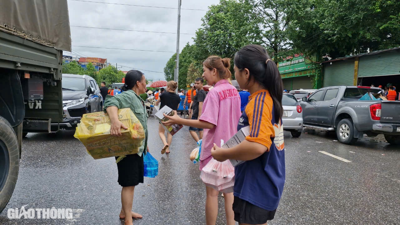 Cận cảnh những chuyến xuồng xuôi ngược, chở đầy nghĩa tình tại "rốn lũ" Thái Nguyên