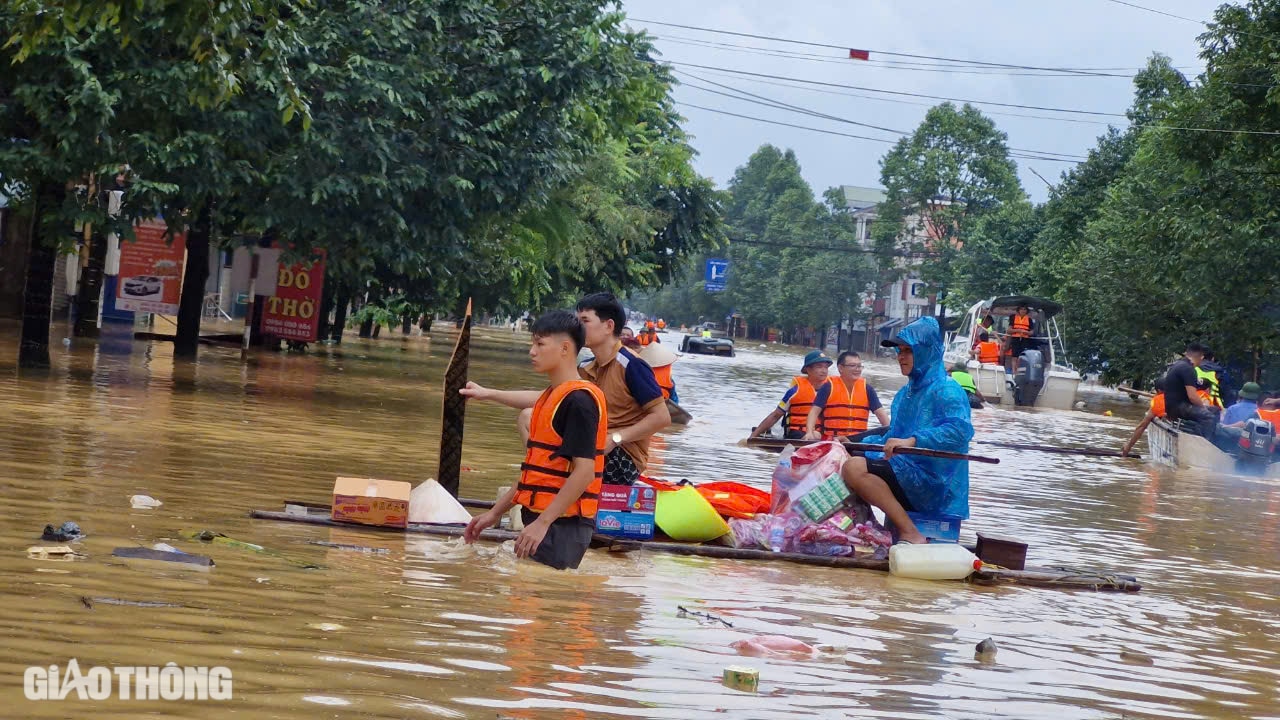 Cận cảnh những chuyến xuồng xuôi ngược, chở đầy nghĩa tình tại "rốn lũ" Thái Nguyên