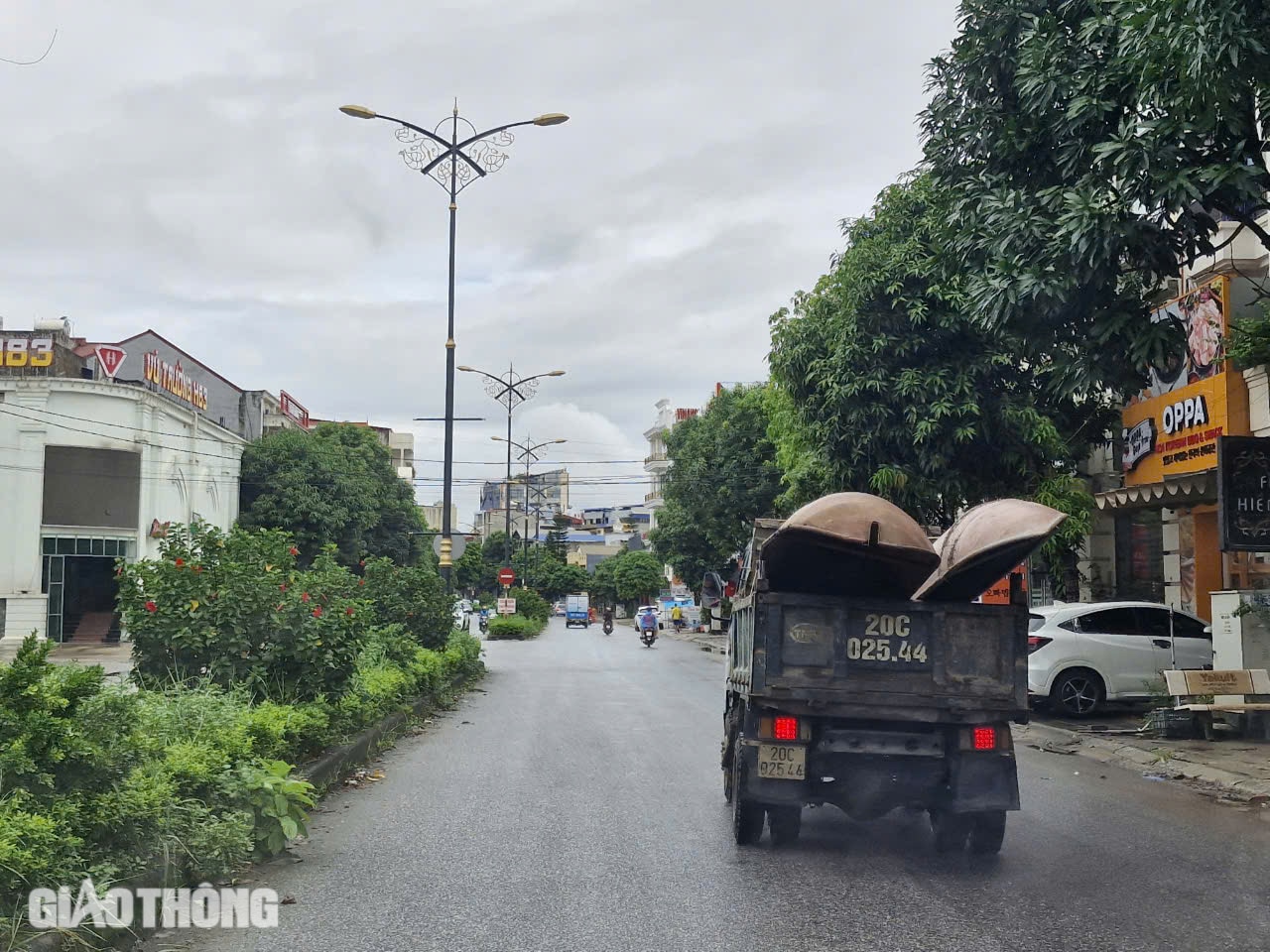 Cận cảnh những chuyến xuồng xuôi ngược, chở đầy nghĩa tình tại "rốn lũ" Thái Nguyên