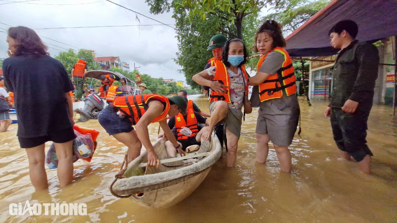 Cận cảnh những chuyến xuồng xuôi ngược, chở đầy nghĩa tình tại "rốn lũ" Thái Nguyên