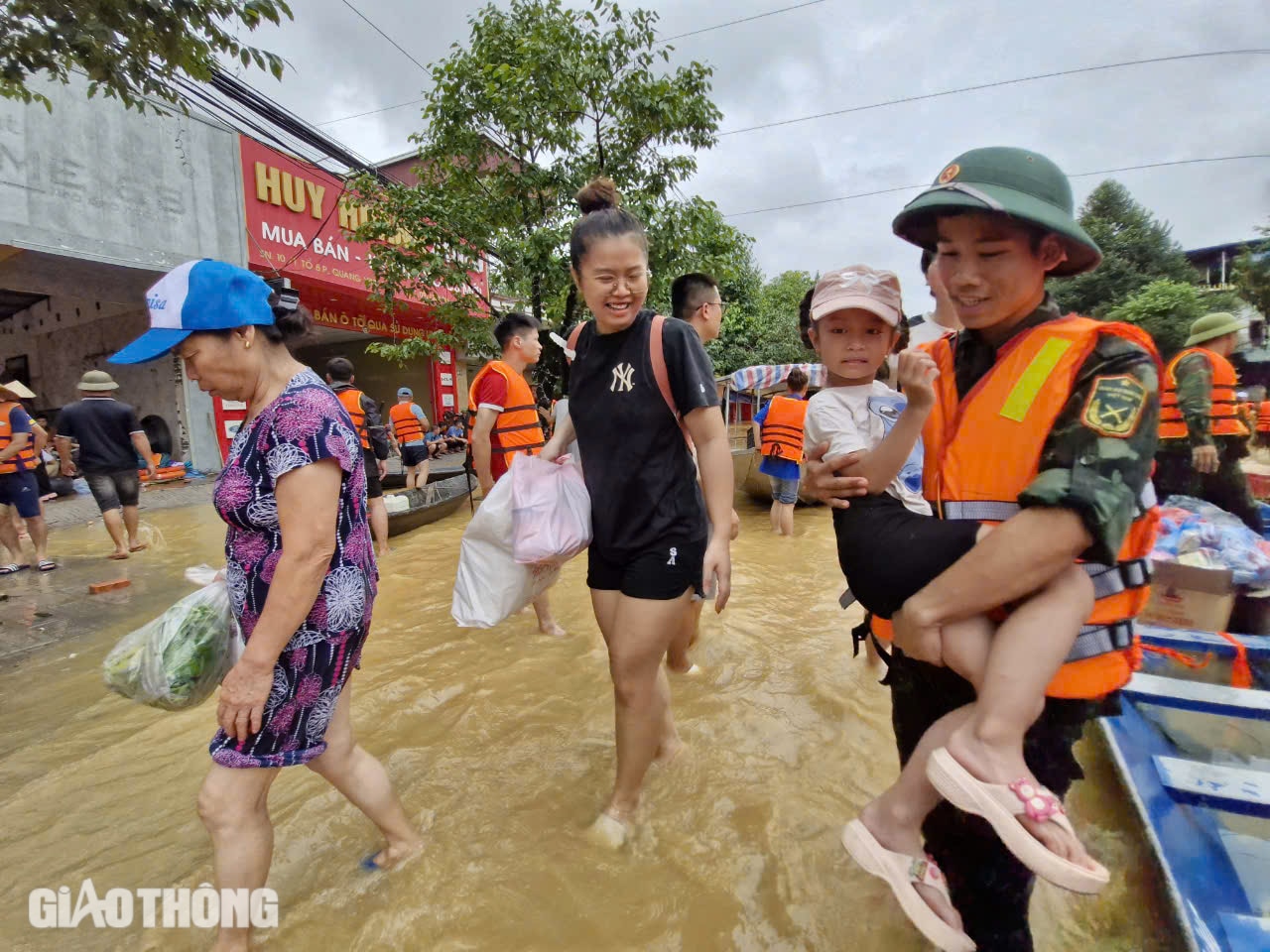 Cận cảnh những chuyến xuồng xuôi ngược, chở đầy nghĩa tình tại "rốn lũ" Thái Nguyên