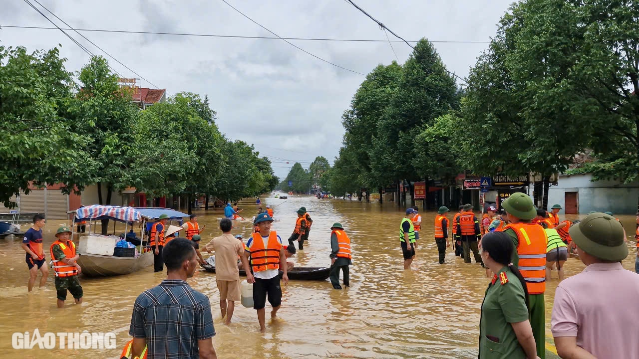 Cận cảnh những chuyến xuồng xuôi ngược, chở đầy nghĩa tình tại "rốn lũ" Thái Nguyên