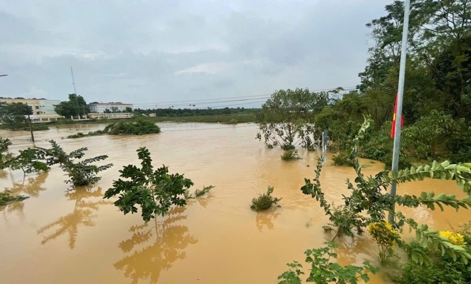 Mưa lớn nhấn chìm đường vào xã Vân Hà (huyện Phúc Thọ).