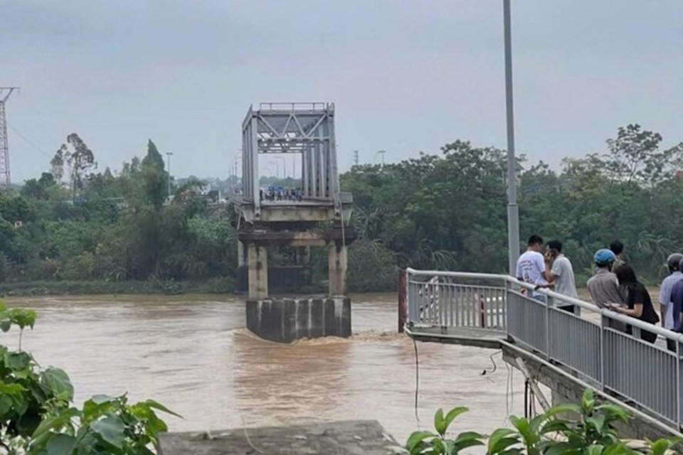 Hiện trường sự cố sập cầu Phong Châu tại tỉnh Phú Thọ vào sáng 9/9.