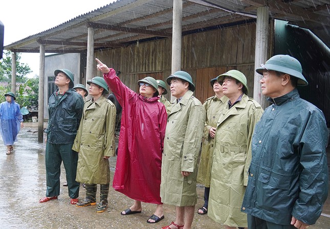 Lãnh đạo tỉnh Quảng Bình xuống hiện trường chỉ đạo phòng chống bão số 4