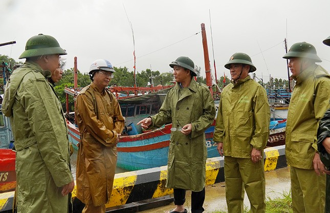 Lãnh đạo tỉnh Quảng Bình xuống hiện trường chỉ đạo phòng chống bão số 4