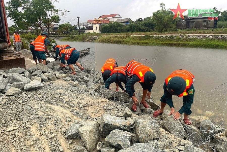 Lực lượng vũ trang Quân khu 4 tích cực, chủ động phòng, chống bão số 4