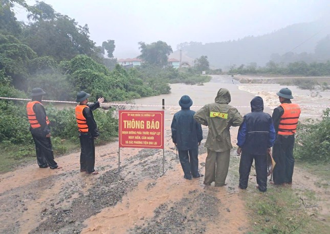 Nhiều ngầm, tràn qua suối ở Quảng Trị ngập sâu, chảy xiết