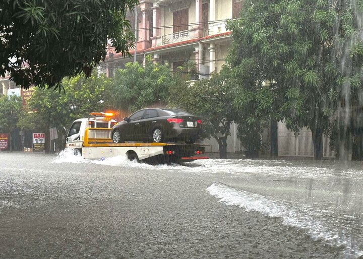 Nhiều tuyến đường TP Vinh biến thành sông, xe cộ bì bõm trong nước sau mưa lớn