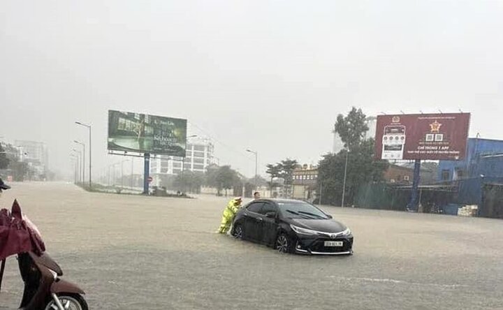 Nhiều tuyến đường TP Vinh biến thành sông, xe cộ bì bõm trong nước sau mưa lớn