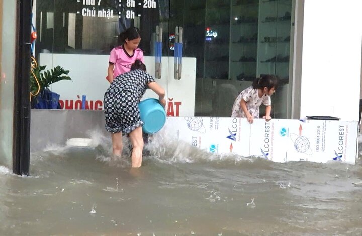 Nhiều tuyến đường TP Vinh biến thành sông, xe cộ bì bõm trong nước sau mưa lớn