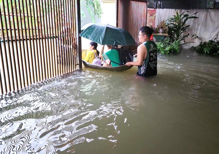 Nhiều tuyến đường TP Vinh biến thành sông, xe cộ bì bõm trong nước sau mưa lớn