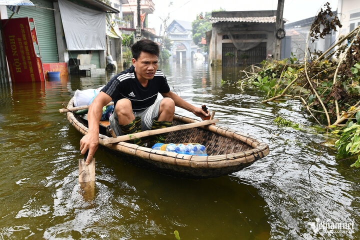 Nước không rút, rốn lũ ở Chương Mỹ 'hóa cảnh nước nổi miền Tây'