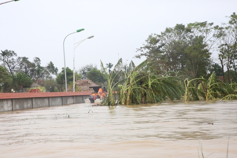 Phó Thủ tướng Thường trực Nguyễn Hòa Bình thăm hỏi, tặng quà; hỗ trợ 20 tấn gạo cho người dân vùng lũ Hưng Yên