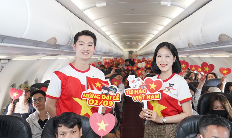 Rực rỡ cờ đỏ sao vàng mừng Quốc khánh 2/9 trên các chuyến bay Vietjet