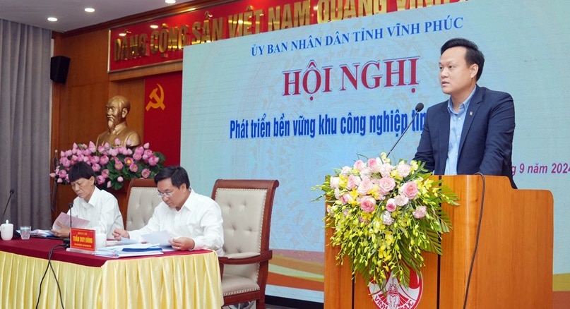 Ông Trịnh Văn Quang, Giám đốc phát triển Dự án Khu công nghiệp Bá Thiện 2 trình bày ý kiến đóng góp tại hội nghị. Ảnh Cổng TTĐT Vĩnh Phúc. 