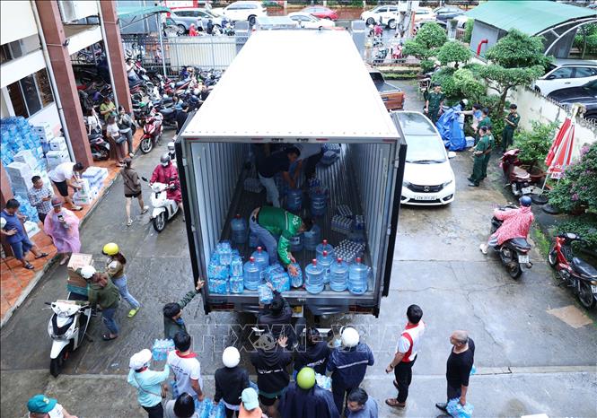 Tình dân tộc, nghĩa đồng bào trong bão lũ