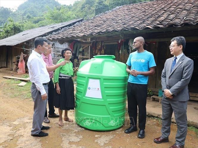 UNICEF hỗ trợ bồn nhựa chứa nước cho tỉnh Cao Bằng