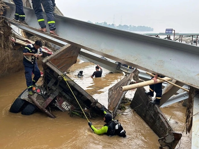 Vụ sập cầu Phong Châu: Không phát hiện nạn nhân trong xe đầu kéo chìm dưới sông