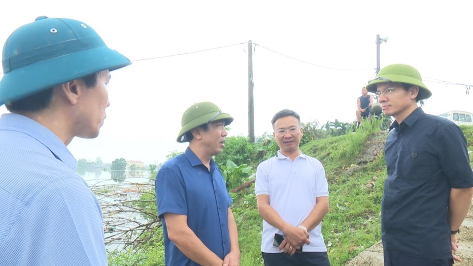 Lãnh đạo huyện Sóc Sơn kiểm tra công tác ứng phó lũ trên tuyến sông Cà Lồ.