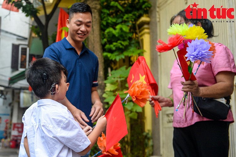 Xúc động lễ khai giảng tại ngôi trường học sinh 'hát' Quốc ca bằng tay