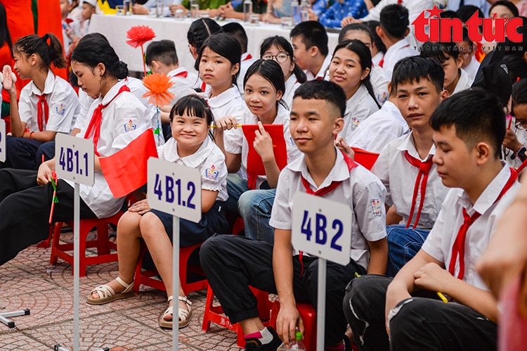 Xúc động lễ khai giảng tại ngôi trường học sinh 'hát' Quốc ca bằng tay