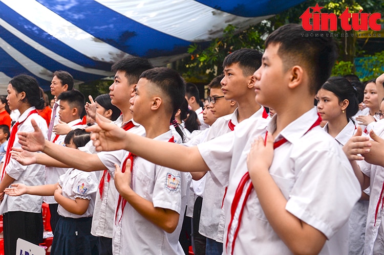 Xúc động lễ khai giảng tại ngôi trường học sinh 'hát' Quốc ca bằng tay