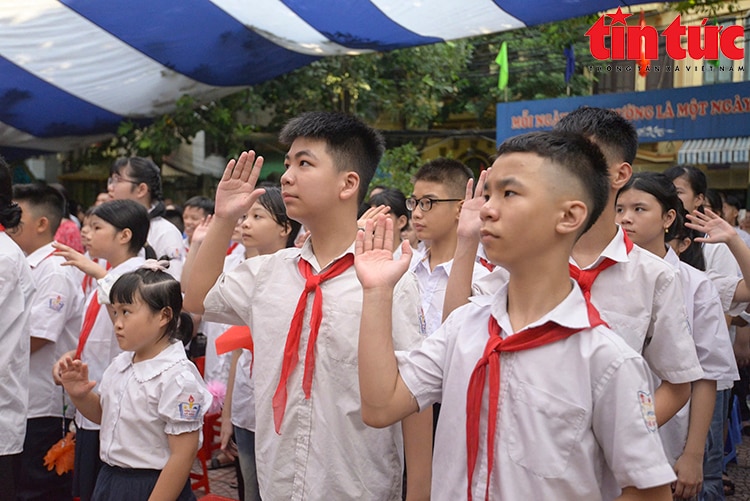 Xúc động lễ khai giảng tại ngôi trường học sinh 'hát' Quốc ca bằng tay