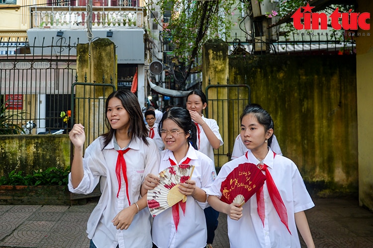 Xúc động lễ khai giảng tại ngôi trường học sinh 'hát' Quốc ca bằng tay