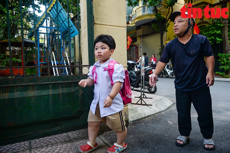 Xúc động lễ khai giảng tại ngôi trường học sinh 'hát' Quốc ca bằng tay