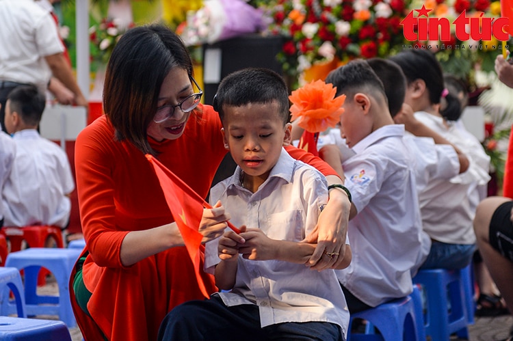 Xúc động lễ khai giảng tại ngôi trường học sinh 'hát' Quốc ca bằng tay