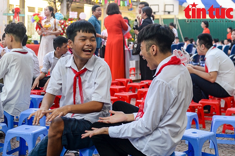 Xúc động lễ khai giảng tại ngôi trường học sinh 'hát' Quốc ca bằng tay