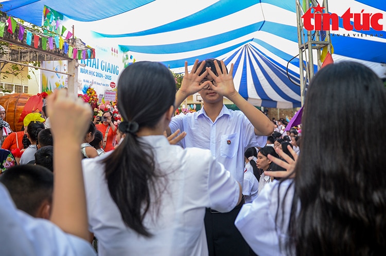 Xúc động lễ khai giảng tại ngôi trường học sinh 'hát' Quốc ca bằng tay