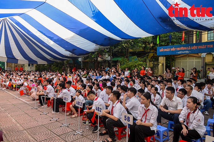 Xúc động lễ khai giảng tại ngôi trường học sinh 'hát' Quốc ca bằng tay