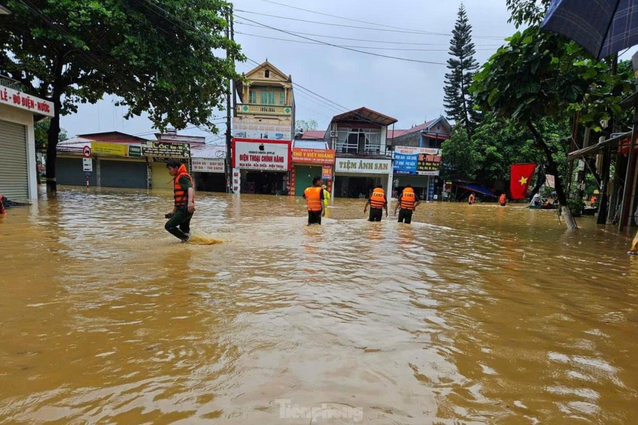 Xuyên đêm giải cứu người dân thoát lũ dữ ở Lào Cai