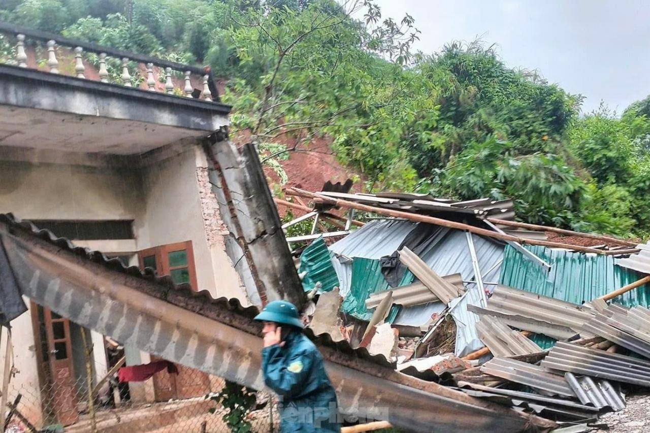 Xuyên đêm giải cứu người dân thoát lũ dữ ở Lào Cai