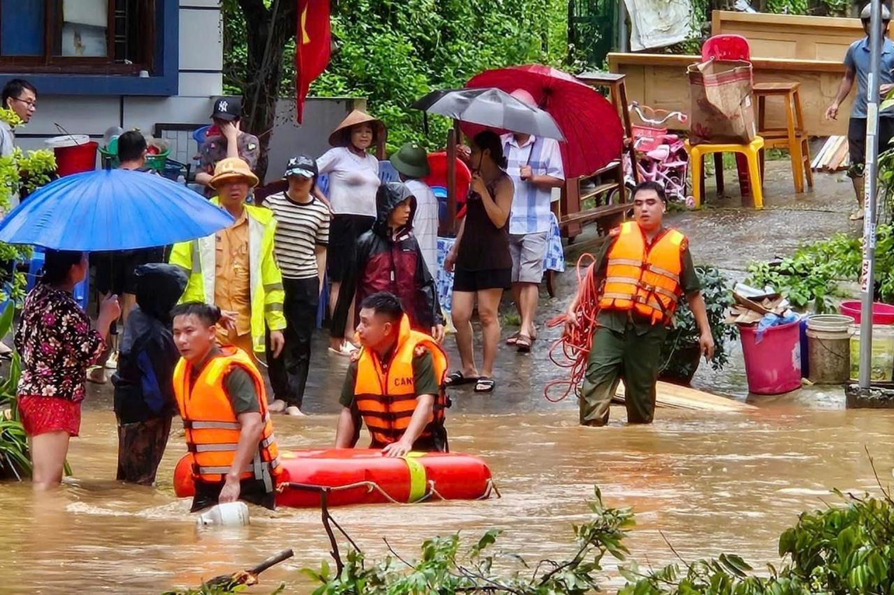 Xuyên đêm giải cứu người dân thoát lũ dữ ở Lào Cai