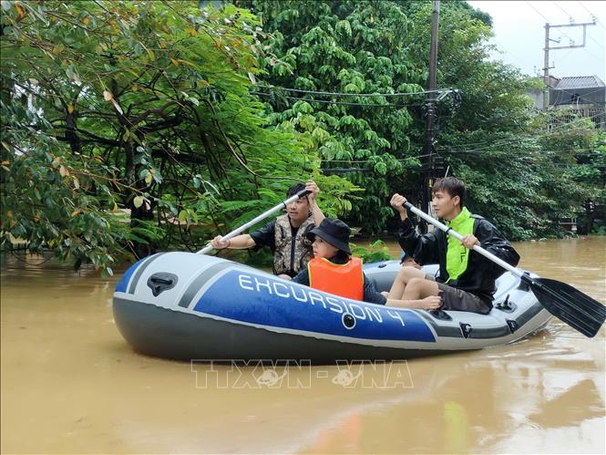 Yên Bái oằn mình chống lũ